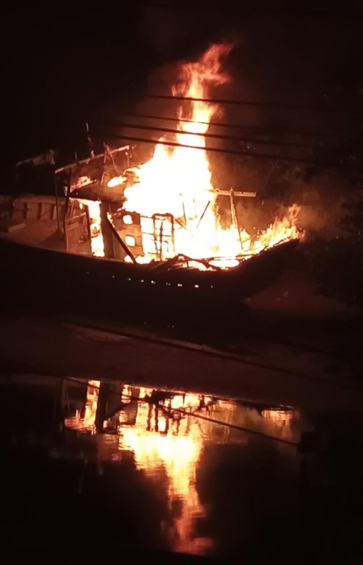 Incêndio destrói barco de pesca do presidente da Colônia de Pescadores, em Conceição da Barra, ES