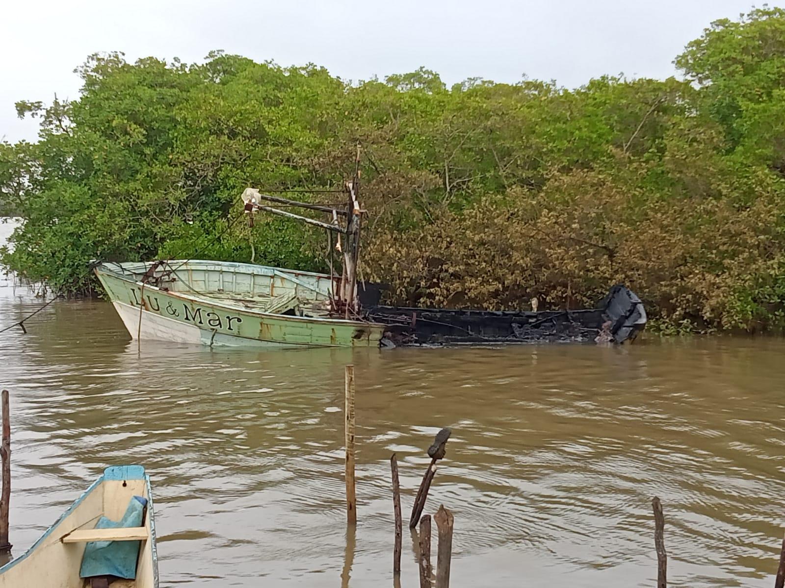 Incêndio destrói barco de pesca do presidente da Colônia de Pescadores, em Conceição da Barra, ES