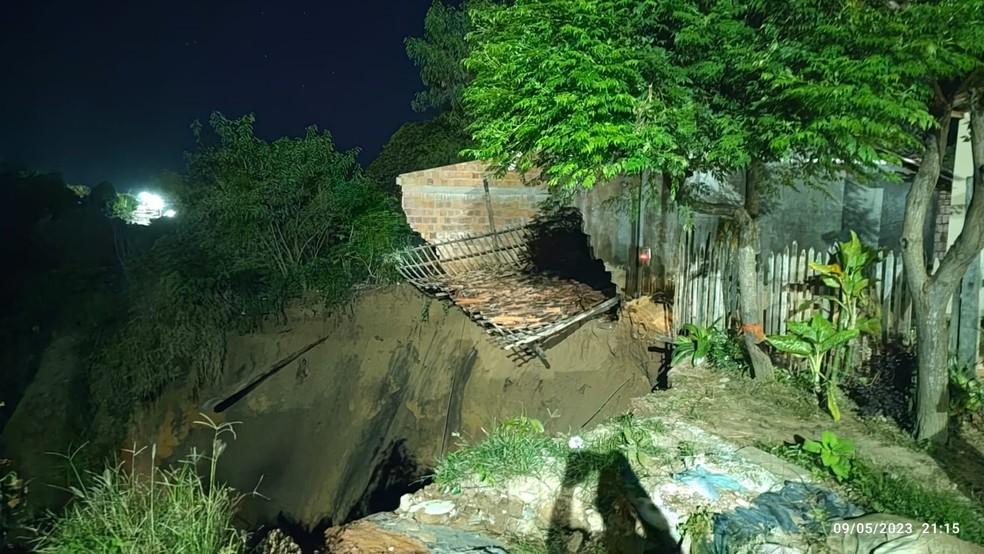 Voçoroca ‘engole’ casa no Centro de Buriticupu, no Maranhão