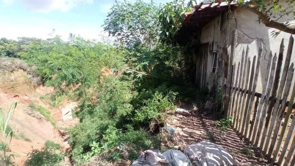 Voçoroca ‘engole’ casa no Centro de Buriticupu, no Maranhão