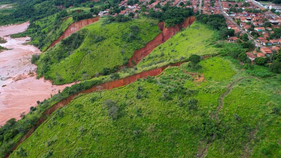 Voçoroca ‘engole’ casa no Centro de Buriticupu, no Maranhão