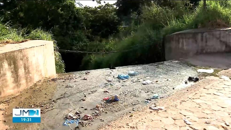 Voçoroca ‘engole’ casa no Centro de Buriticupu, no Maranhão