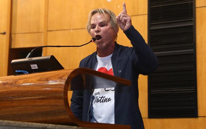 Nervoso, deputado Sergio Meneguelli diz ter sido esculhambado por falta de terno e gravata