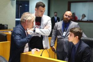 Nervoso, deputado Sergio Meneguelli diz ter sido esculhambado por falta de terno e gravata