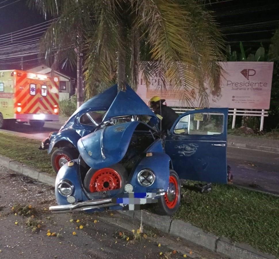 Fusca dobra ao meio após bater em árvore e motorista fica em estado grave