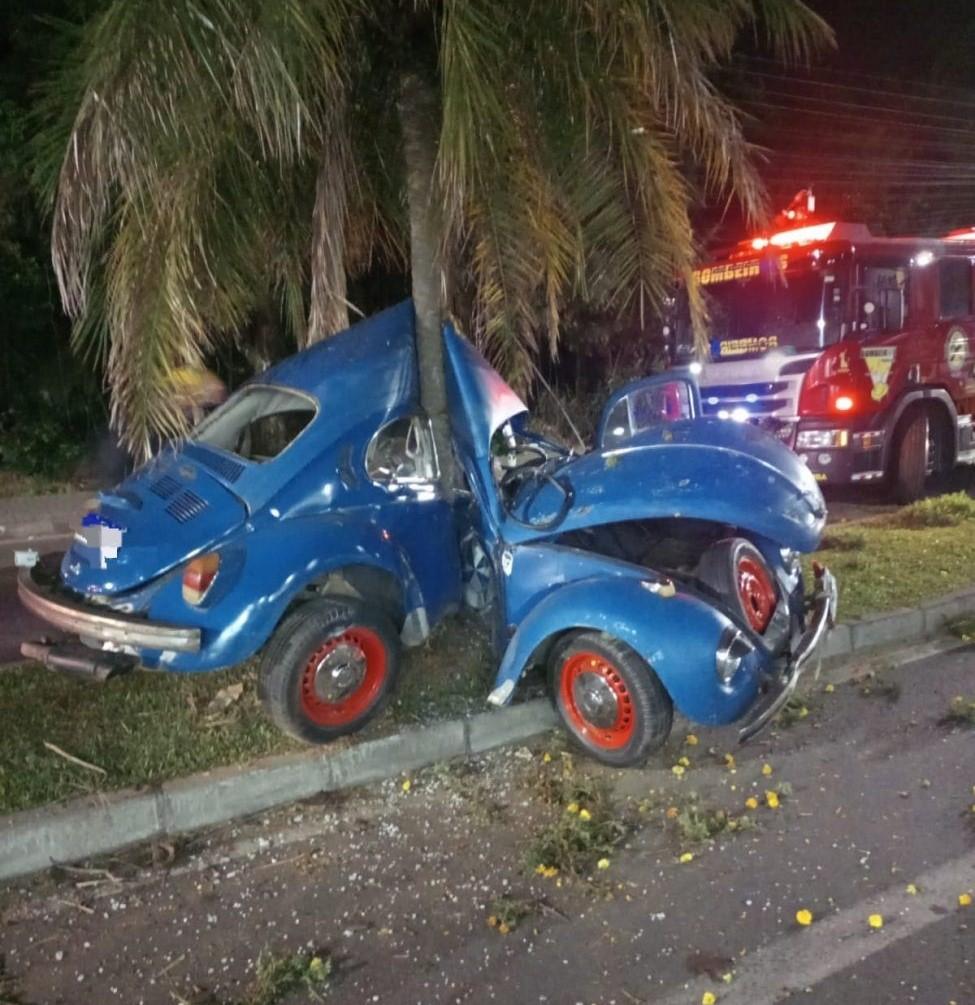 Fusca dobra ao meio após bater em árvore e motorista fica em estado grave