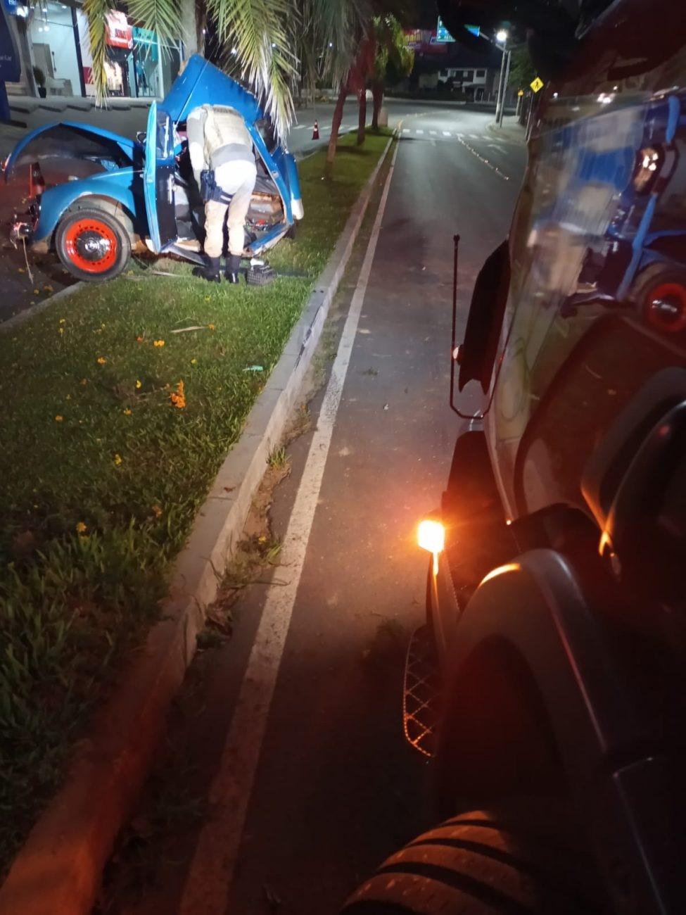 Fusca dobra ao meio após bater em árvore e motorista fica em estado grave