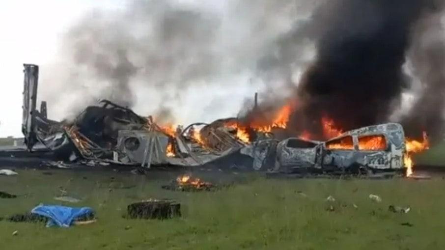 Grave acidente entre caminhão e micro-ônibus mata 27 pessoas