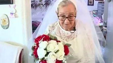 Idosa de 77 anos se casa com ela mesma nos Estados Unidos