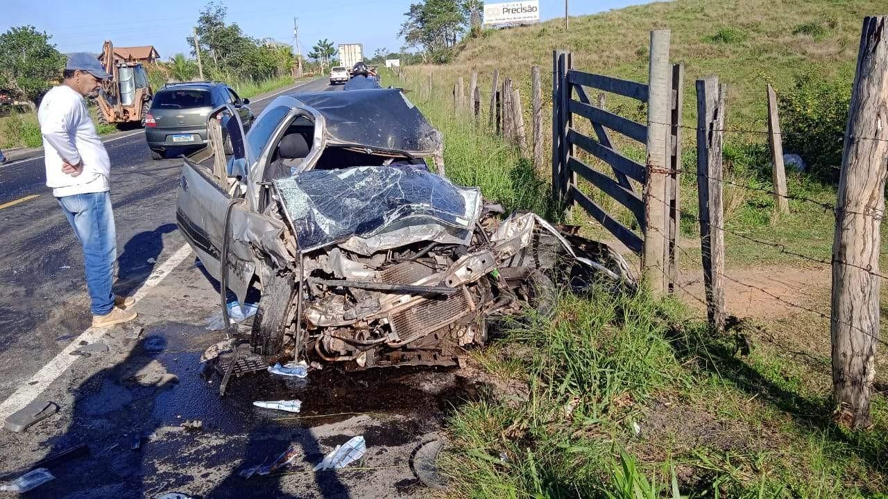 Grave acidente entre um caminhão e dois carros deixa morto uma bebê de 1 ano