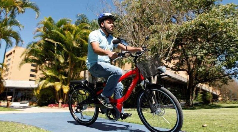 Andar de bicicleta elétrica favorece a saúde, diz estudo