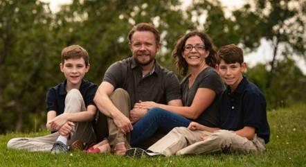 Família dos EUA faz teste de DNA por diversão e descobre que filho é de outro pai