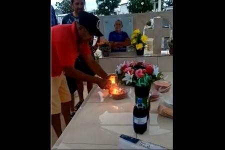 Homem canta parabéns com bolo sobre o próprio túmulo: “Futura casa”