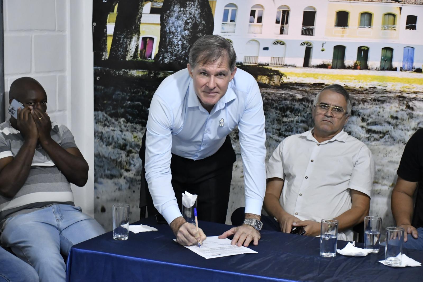 Daniel assina a primeira ordem de serviço de cinco novas unidades de saúde em São Mateus, ES