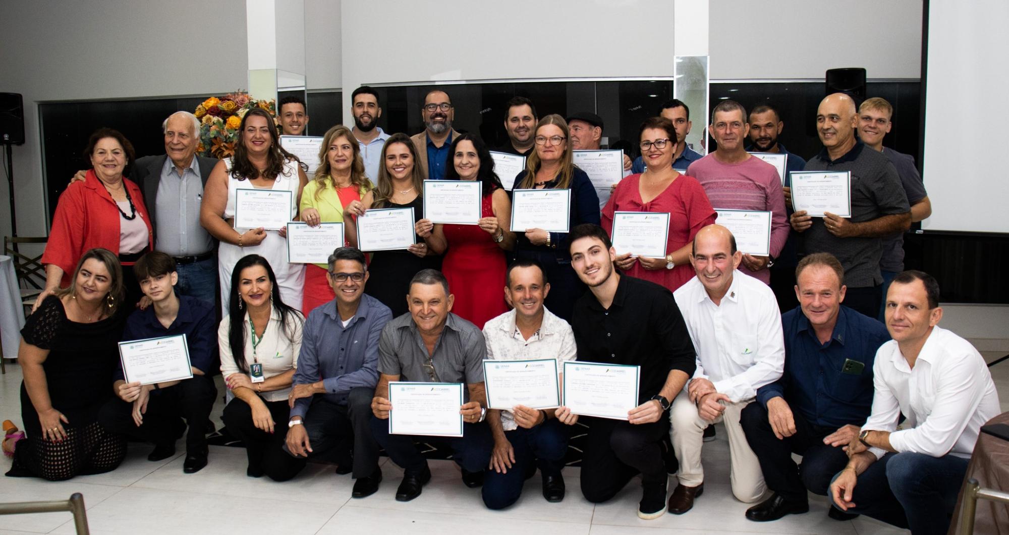 Programa pioneiro do Senar de sucessão familiar no campo forma primeira turma, no ES