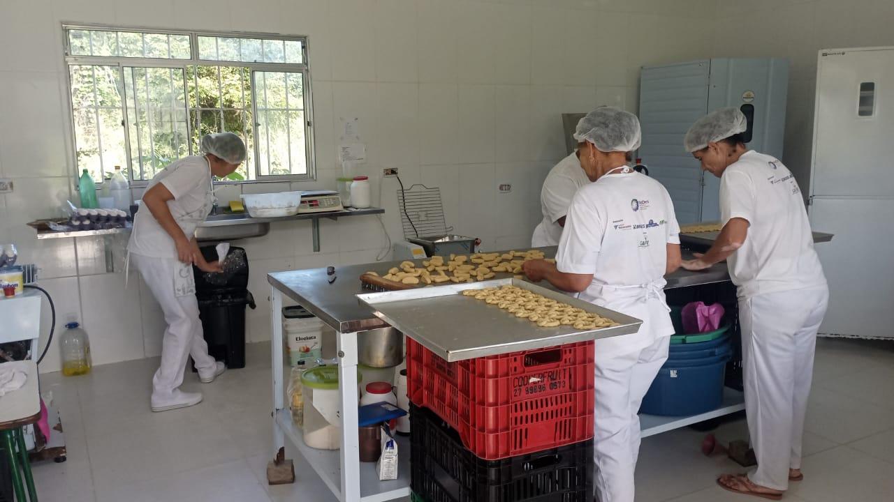 Associação apoiada pela Suzano atinge auge de produção de biscoitos e polpa de frutas em 2023