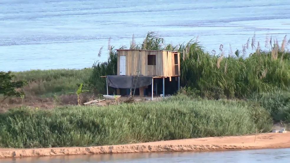 Casa construída em banco de areia no meio do Rio Doce é demolida em Linhares, ES
