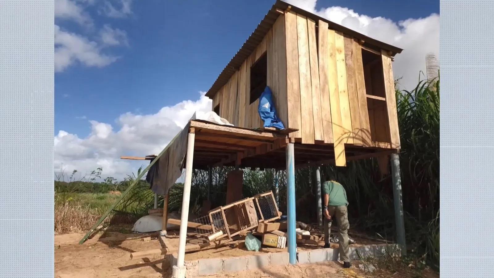 Casa construída em banco de areia no meio do Rio Doce é demolida em Linhares, ES