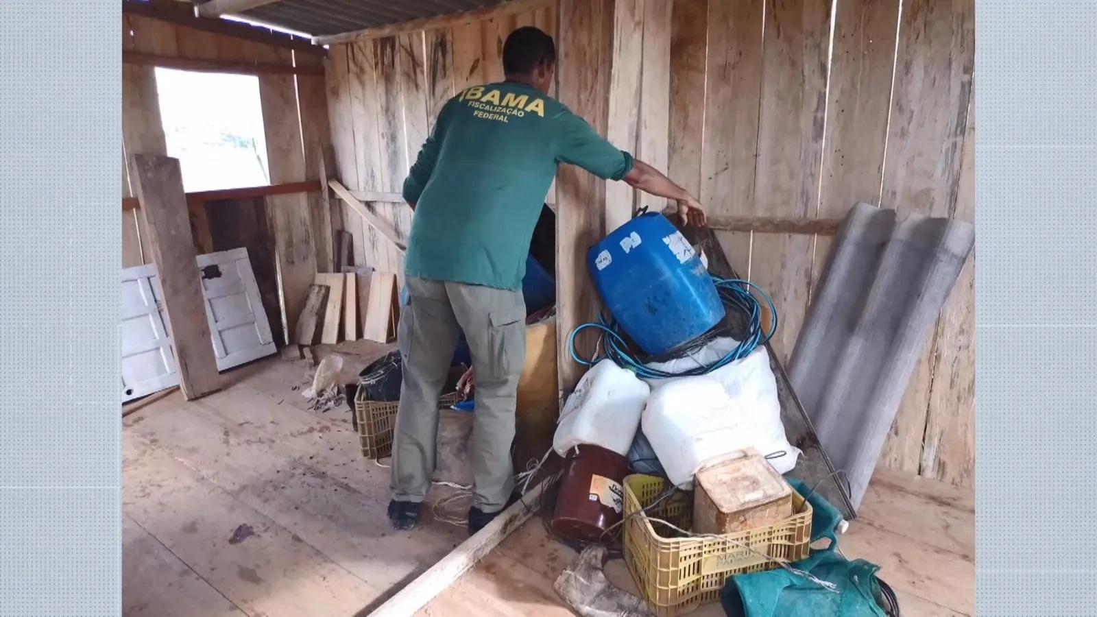 Casa construída em banco de areia no meio do Rio Doce é demolida em Linhares, ES