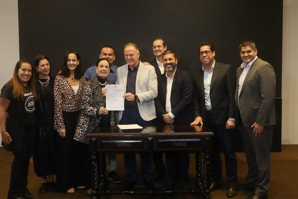 Casagrande sanciona lei nomeia as estações do novo Aquaviário, no ES