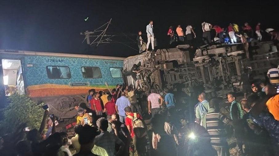 Acidente entre trens deixa ao menos 50 mortos e mais de 300 feridos