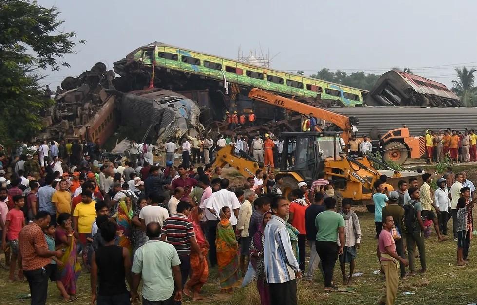 Sobe para 288 o número de mortos 900 feridos em acidente de trem na Índia