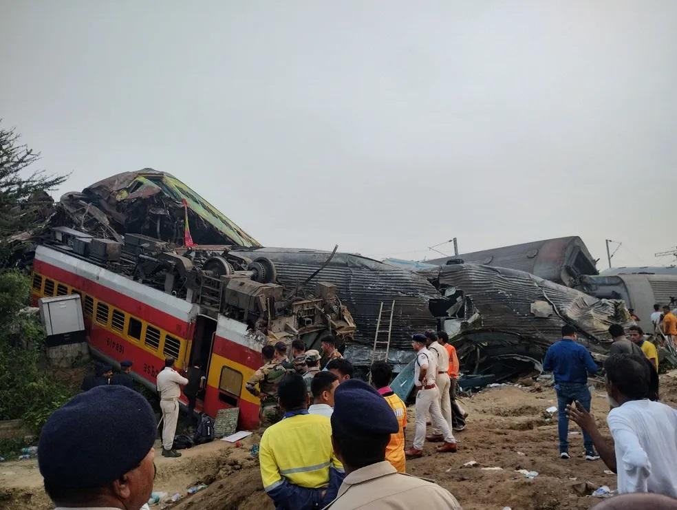 Sobe para 288 o número de mortos 900 feridos em acidente de trem na Índia