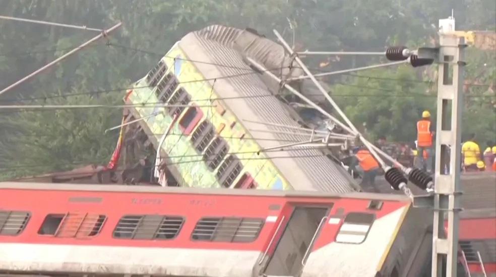 Sobe para 288 o número de mortos 900 feridos em acidente de trem na Índia