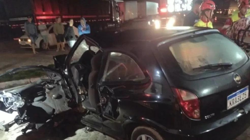 Grave acidente entre carreta bitrem e carro na BR-101, no ES, deixa jovem morto e seis feridos 