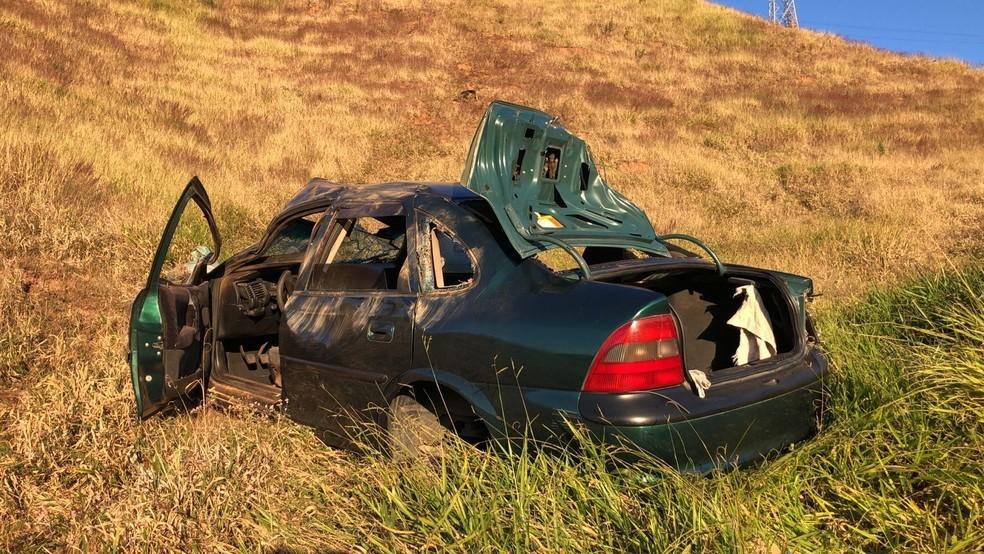 Mulher sobrevive após carro cair de penhasco de 200 metros de altura