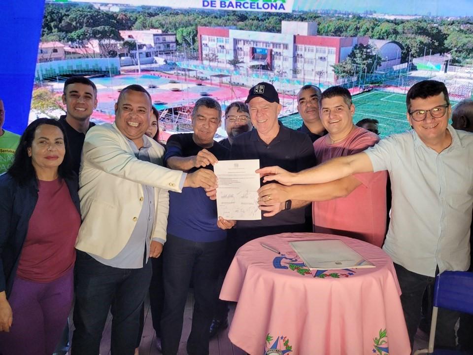 Casagrande inaugura nova praça com campo de futebol na Serra, ES