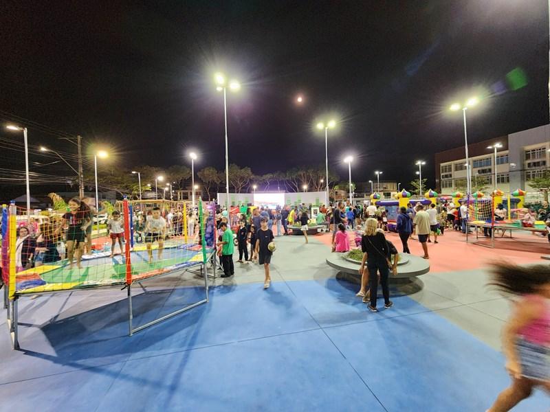 Casagrande inaugura nova praça com campo de futebol na Serra, ES
