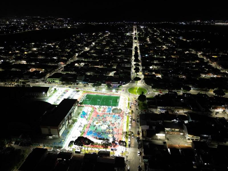 Casagrande inaugura nova praça com campo de futebol na Serra, ES