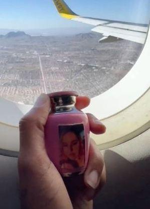 Jovem leva cinzas da irmã morta para fazer turismo e jogar em Las Vegas