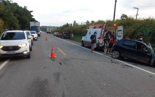 Acidente entre carro e caminhão na BR-235 deixa 2 mortos e 3 feridos