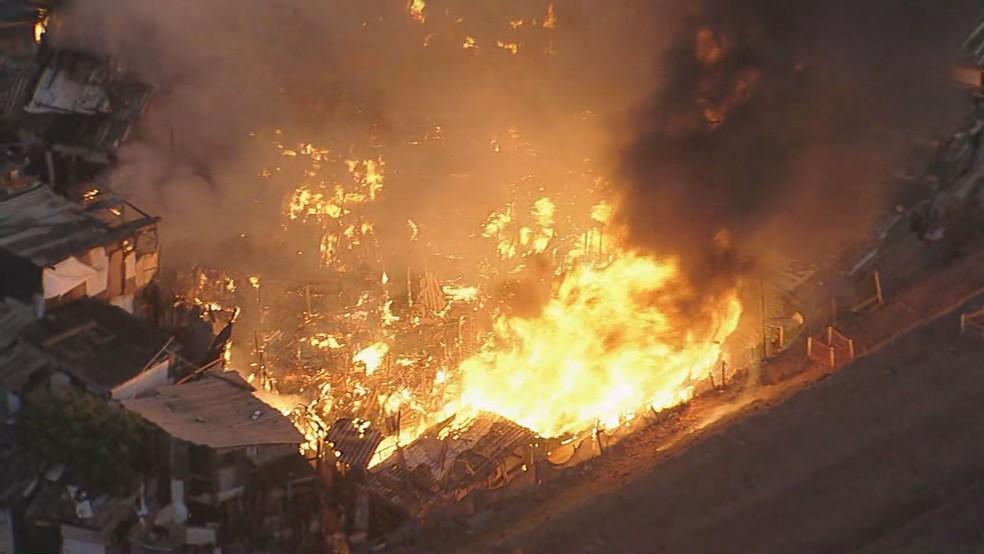 Incêndio atinge comunidade e destrói casas em Osasco, Grande SP