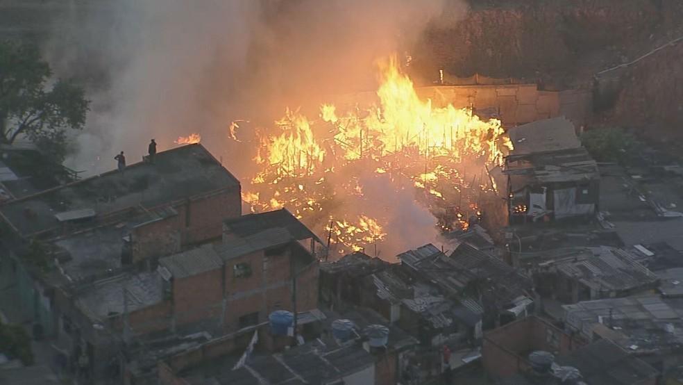 Incêndio atinge comunidade e destrói casas em Osasco, Grande SP