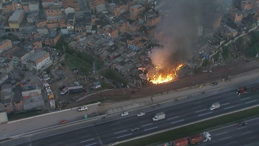 Incêndio atinge comunidade e destrói casas em Osasco, Grande SP