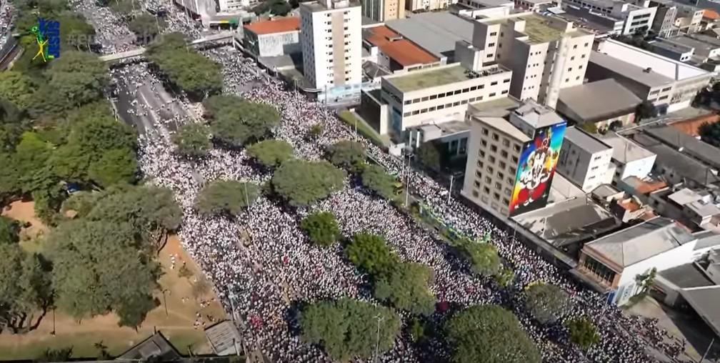 Marcha para Jesus reúne multidão de fiéis nas ruas de São Paulo e atrai poucos políticos