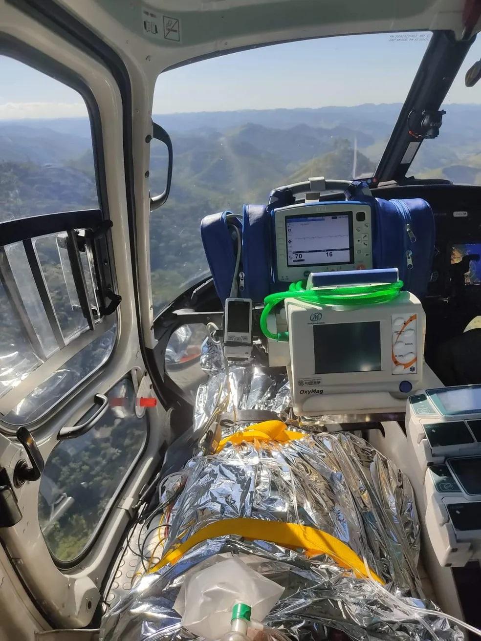 Homem de 86 anos é resgatado de helicóptero após queimar mais de 90% do corpo em fogão a lenha, no ES
