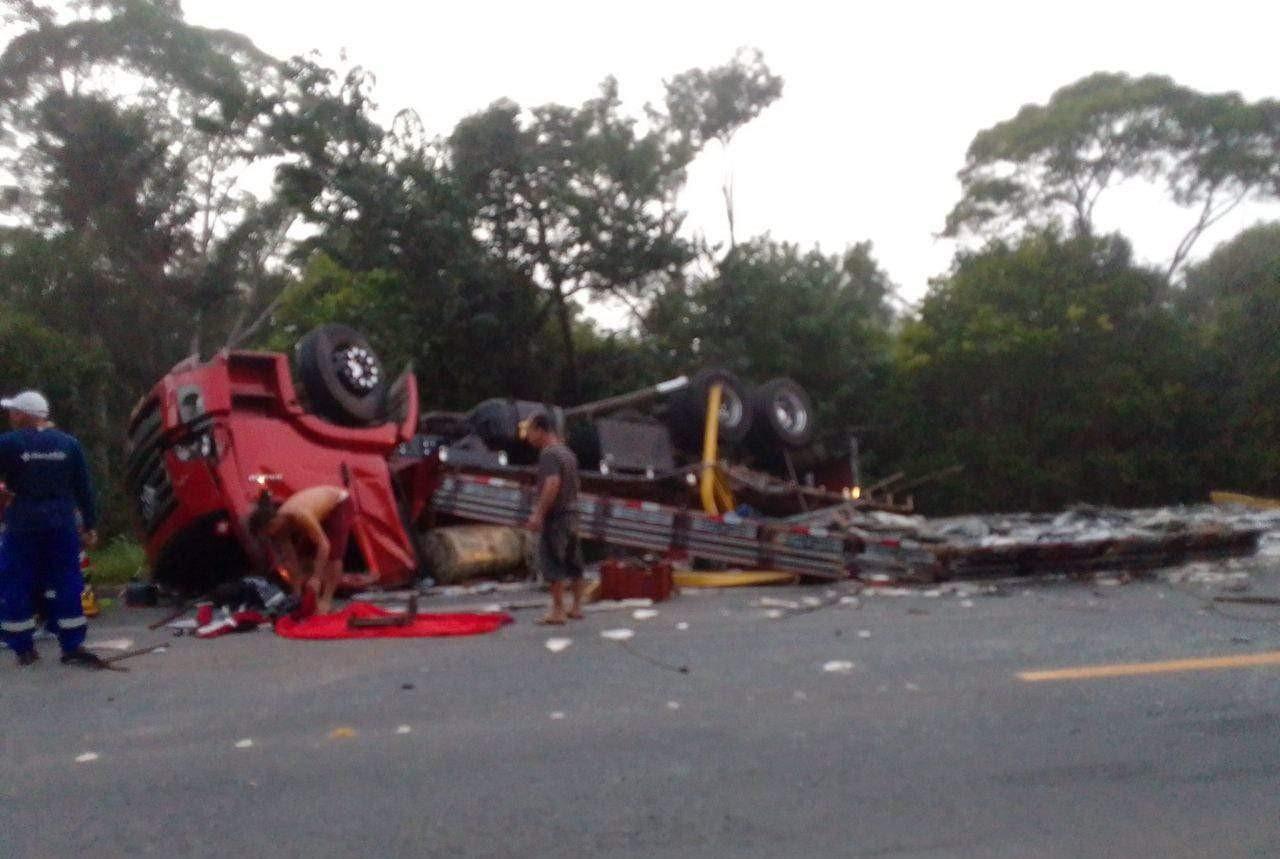 Acidente com caminhão deixa um morto e um ferido na BR-101, em Conceição da Barra, ES
