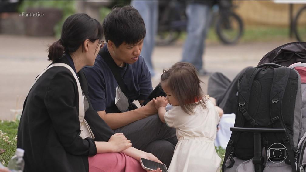 “Namorados de aluguel” e “síndrome do celibato”: veja o que está por trás da falta de bebês no Japão