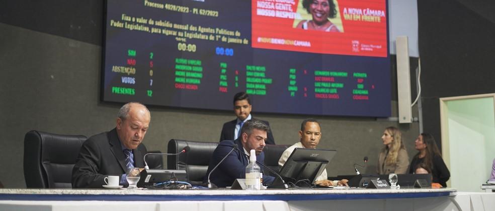 Câmara de Vitória derruba veto de prefeito e mantém aumento de 97% no salário de vereadores; valor será de R$ 17,6 mil