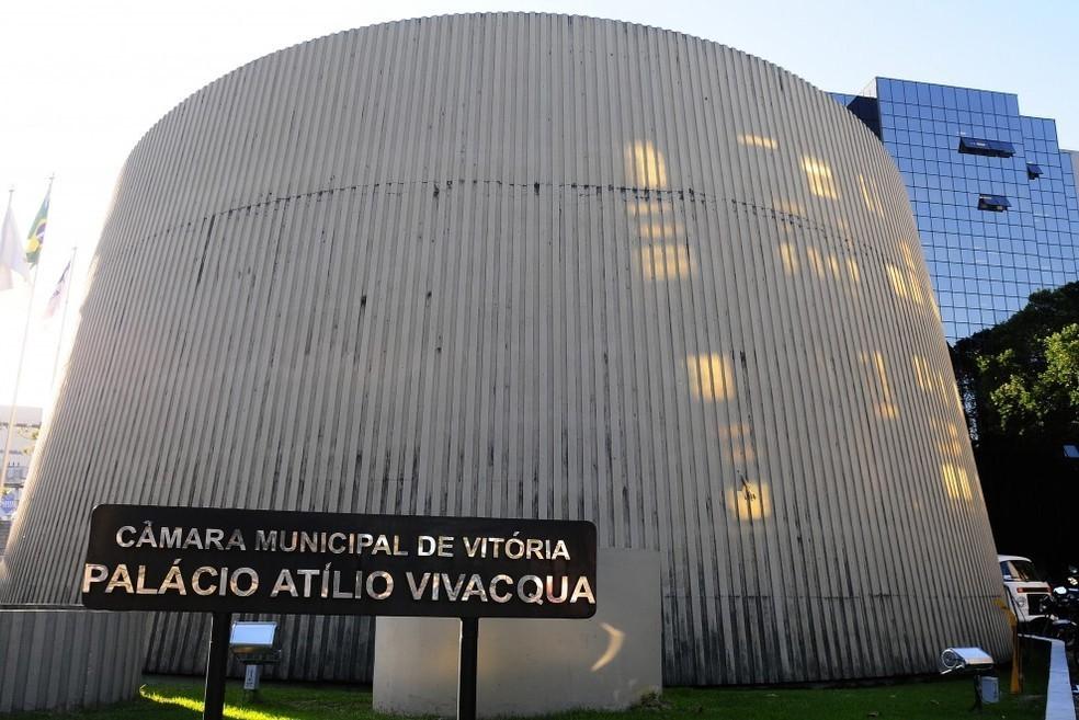 Câmara de Vitória derruba veto de prefeito e mantém aumento de 97% no salário de vereadores; valor será de R$ 17,6 mil