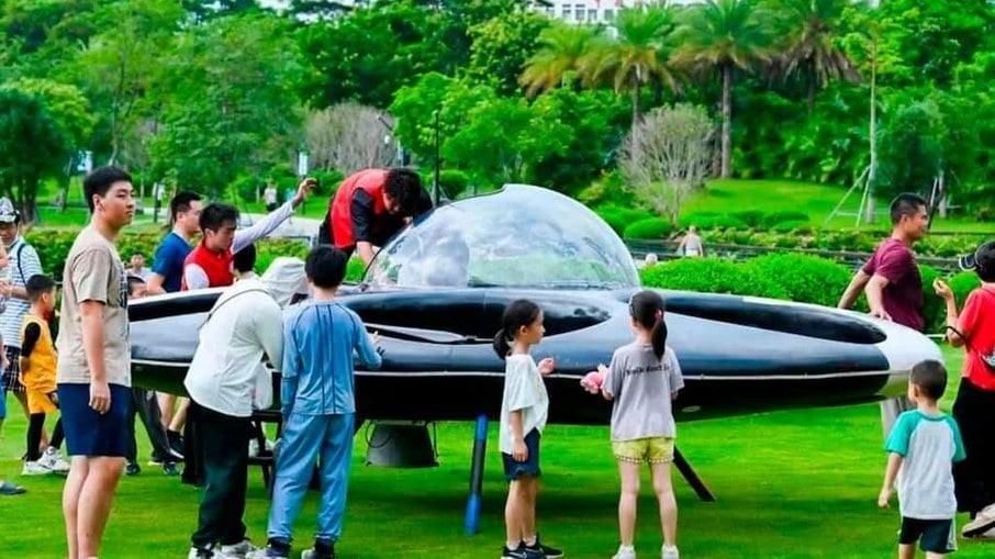 Homem cria ‘disco voador’ elétrico e levanta voo na China