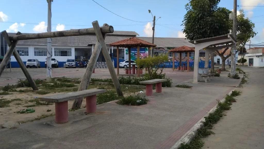 Vereadores homenageiam ex-prefeito Wallas com nome em praça do Seac, em São Mateus, ES