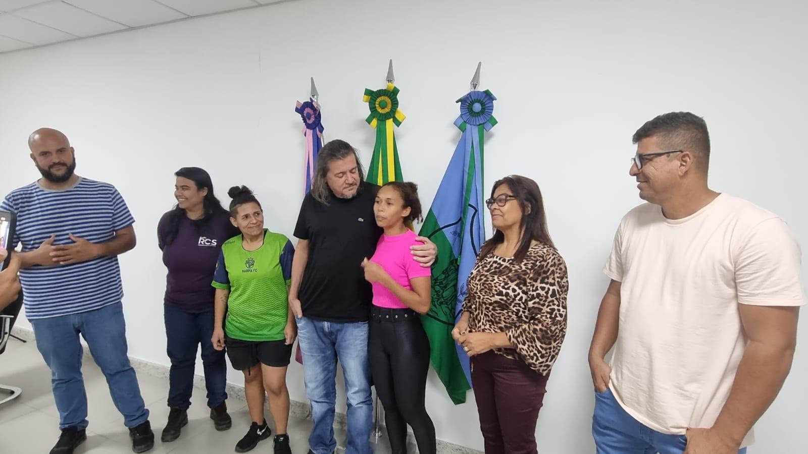 Esporte amador tá on em SAMA: Daniel entrega uniformes e equipamentos para mais cinco times de futebol, em São Mateus, ES