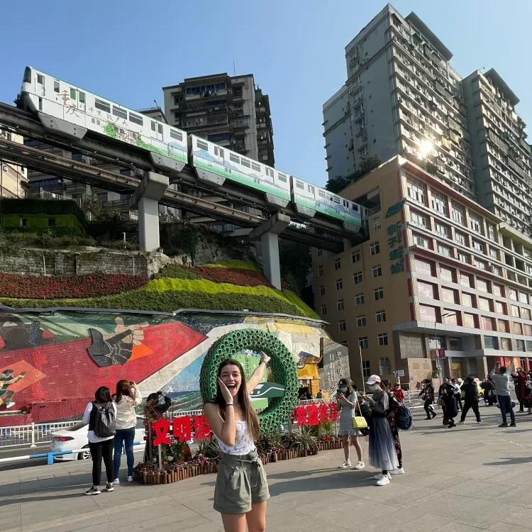 Um trem que passa por dentro de um prédio de 19 andares: que lugar é esse?