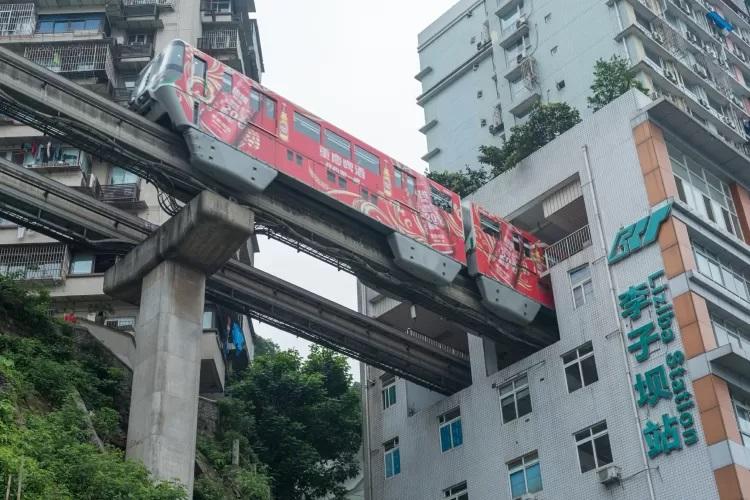 Um trem que passa por dentro de um prédio de 19 andares: que lugar é esse?