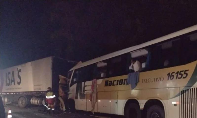 Grave acidente entre ônibus e caminhão na BR-101 deixa motorista morto e pelos menos 15 feridos no ES
